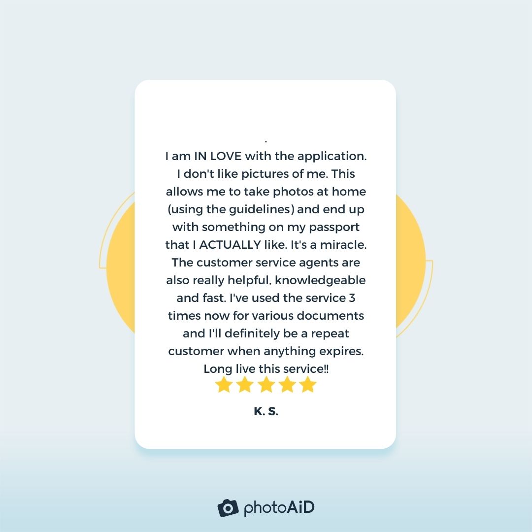 A positive review of PhotoAiD from the App Store.