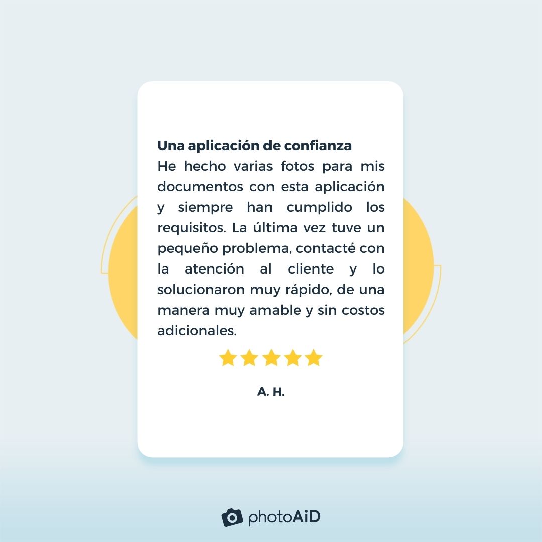 reseña positiva de un cliente de PhotoAiD®, quien remarca la confianza del servicio y la calidad de atención al cliente.