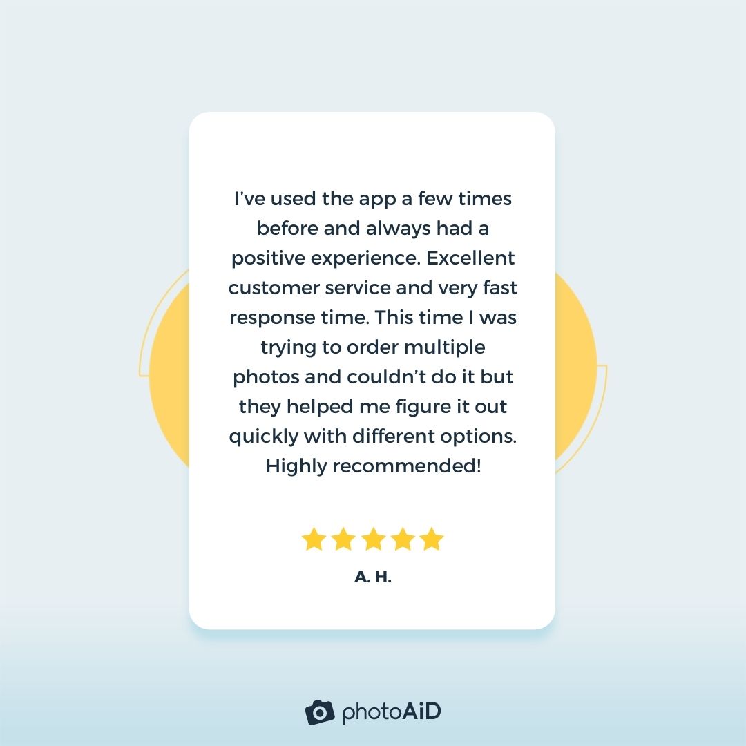 a positive review from a satisfied PhotoAiD client. Good customer service and fast response time are highlighted.
