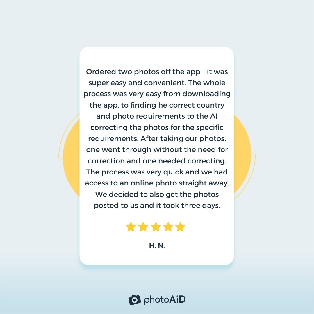 A 5-star review from a user who has used a passport photo app PhotoAiD to take their U.S. passport photos