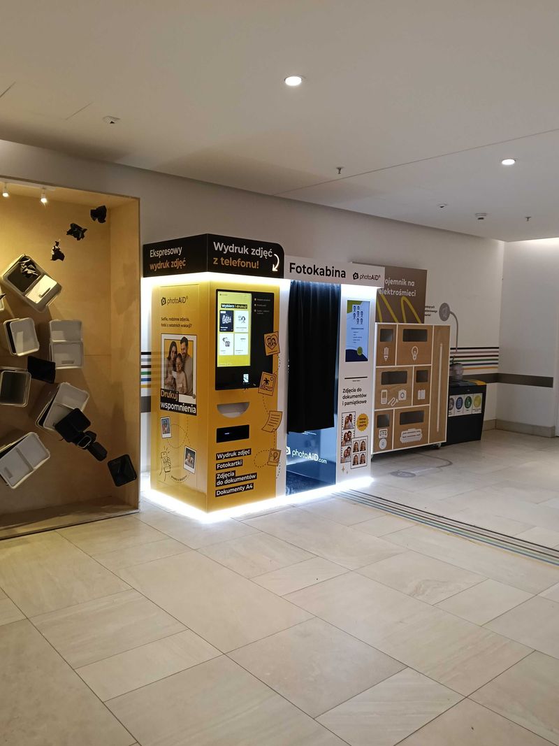 Foto kiosk PhotoAiD połączony z fotobudką w Alei Bielany pod Wrocławiem