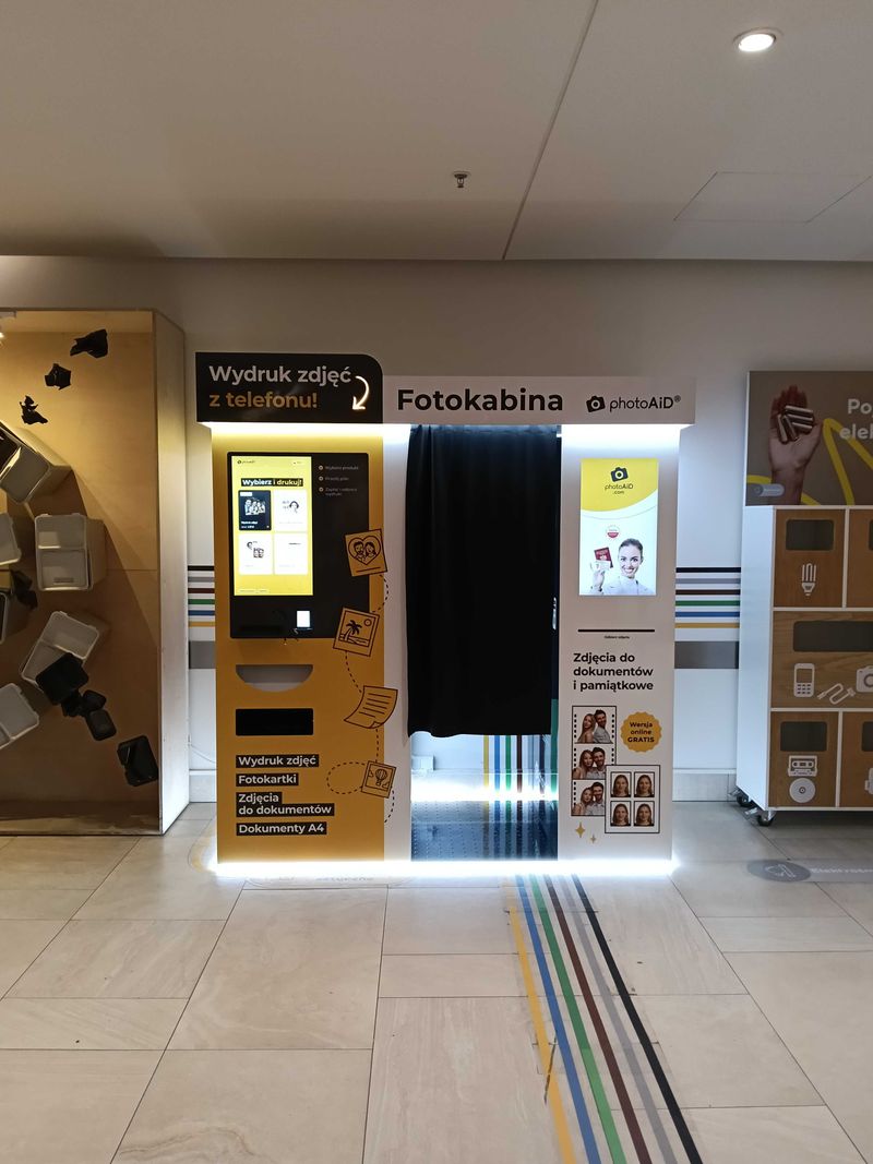 Foto kiosk z fotobudką do wywoływania zdjęć i druku dokumentów A4 w Alei Bielany pod Wrocławiem