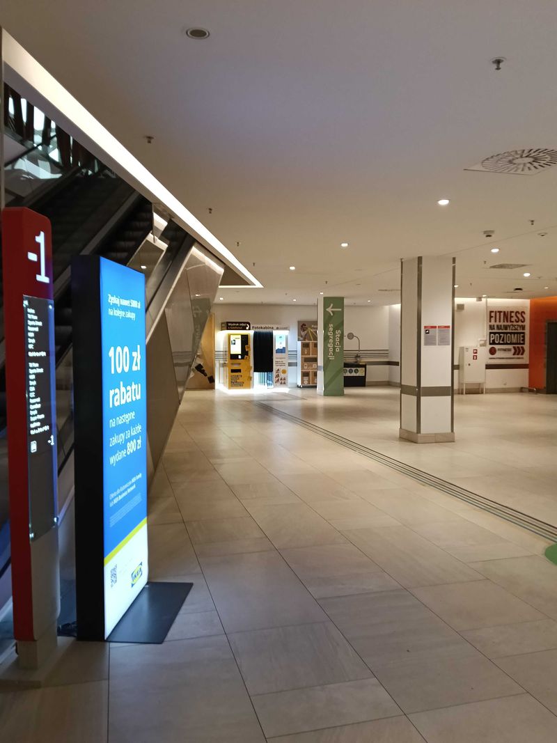Samoobsługowy foto kiosk PhotoAiD z fotobudką w Alei Bielany pod Wrocławiem