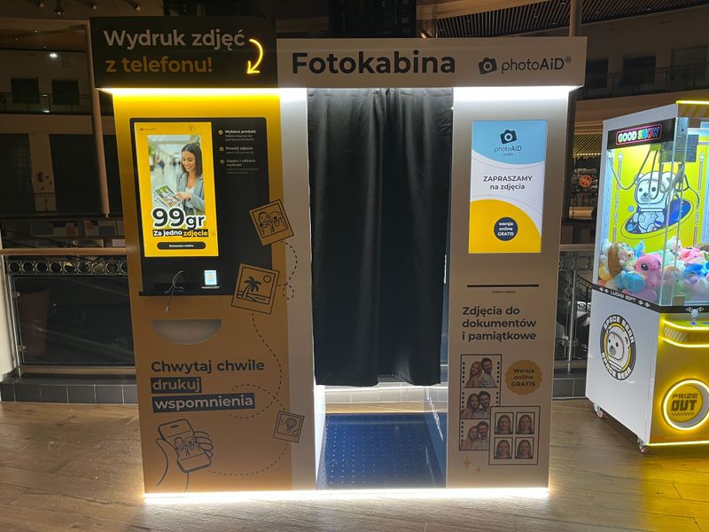 Foto kiosk PhotoAiD połączony z fotobudką w Atrium Reduta przy Alejach Jerozolimskich na warszawskiej Ochocie