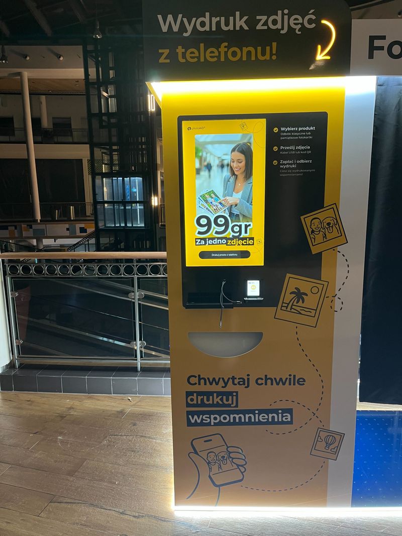 Foto kiosk z fotobudką do wywoływania i wydruku zdjęć w Atrium Reduta przy Alejach Jerozolimskich na warszawskiej Ochocie