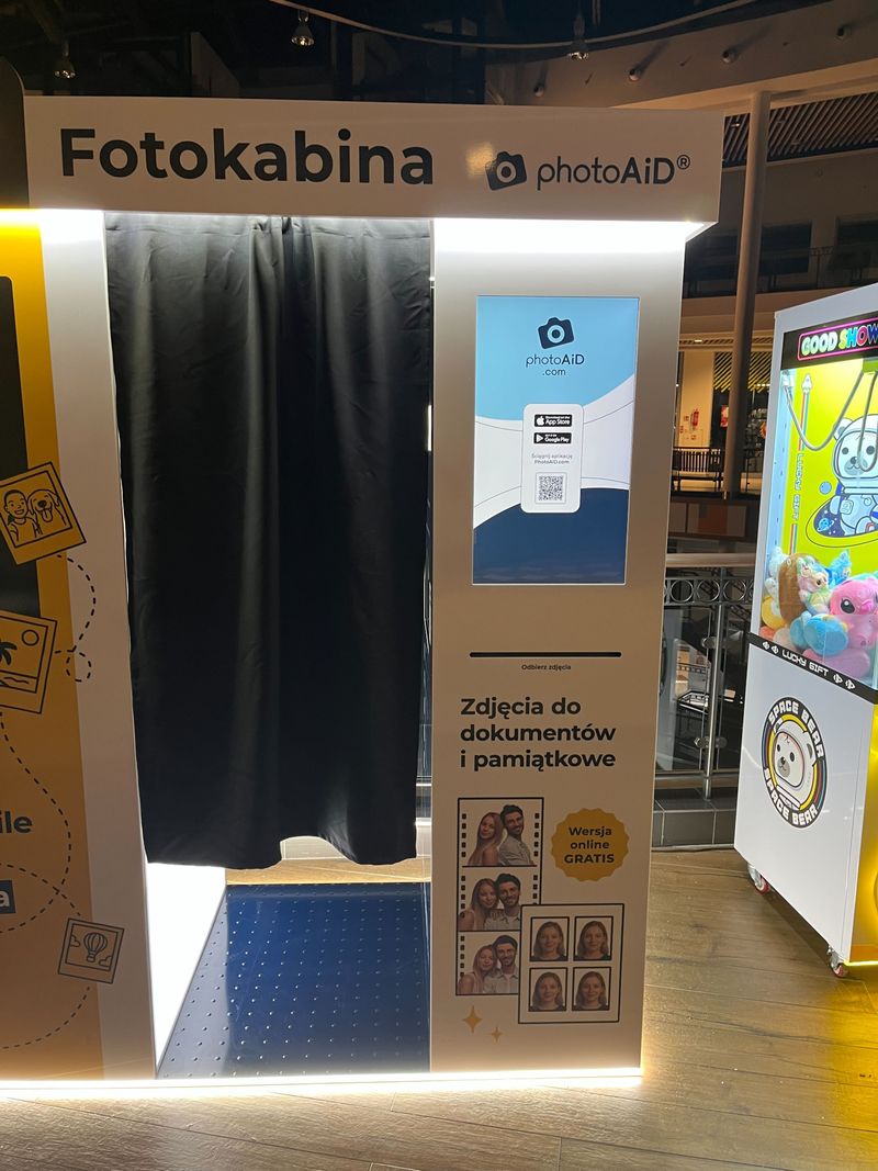 Wywoływanie i wydruk zdjęć w foto kiosku PhotoAiD w Atrium Reduta przy Alejach Jerozolimskich na warszawskiej Ochocie