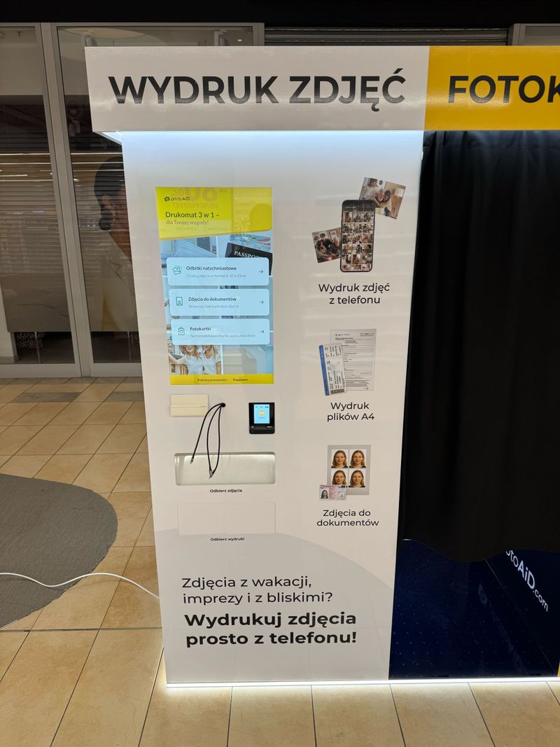 Foto kiosk PhotoAiD połączony z fotobudką w Centrum Handlowym Auchan Hetmańska w Białymstoku