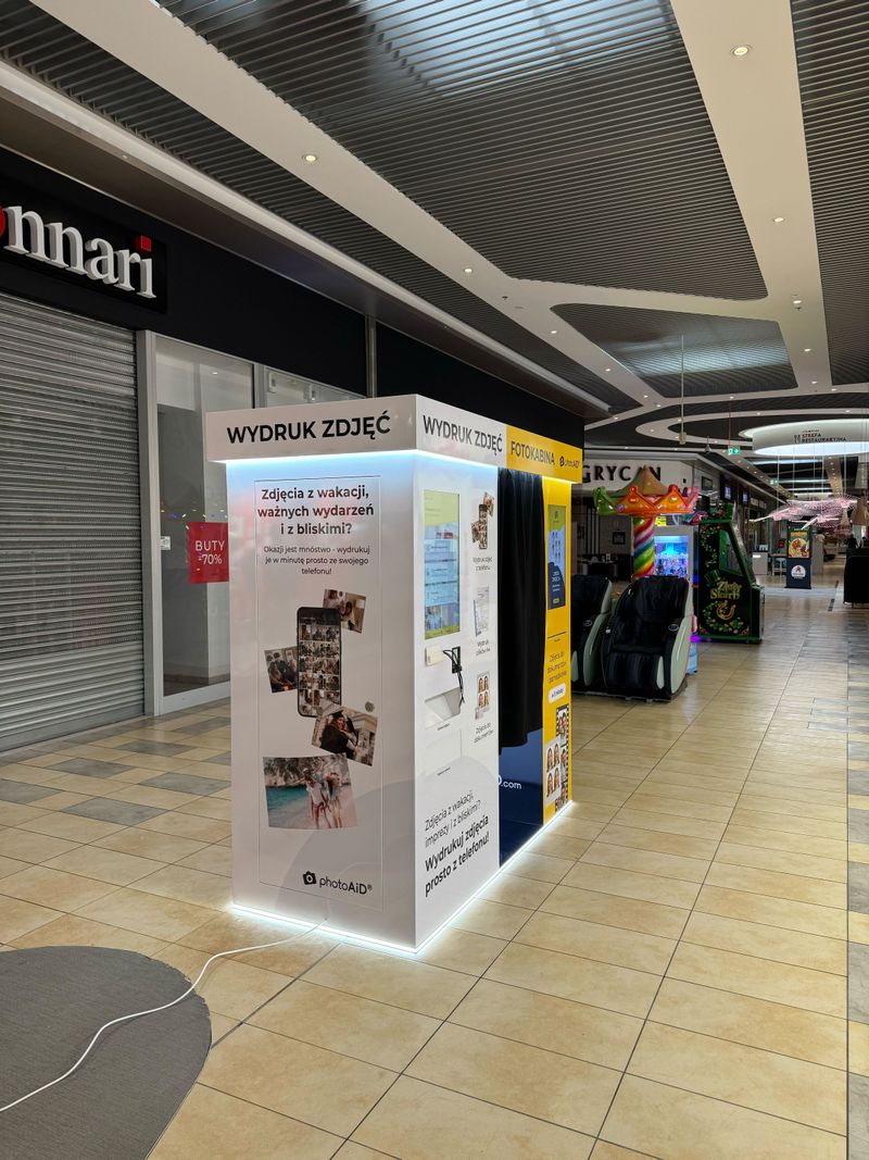 Foto kiosk z fotobudką do wywoływania i wydruku zdjęć w Centrum Handlowym Auchan Hetmańska w Białymstoku