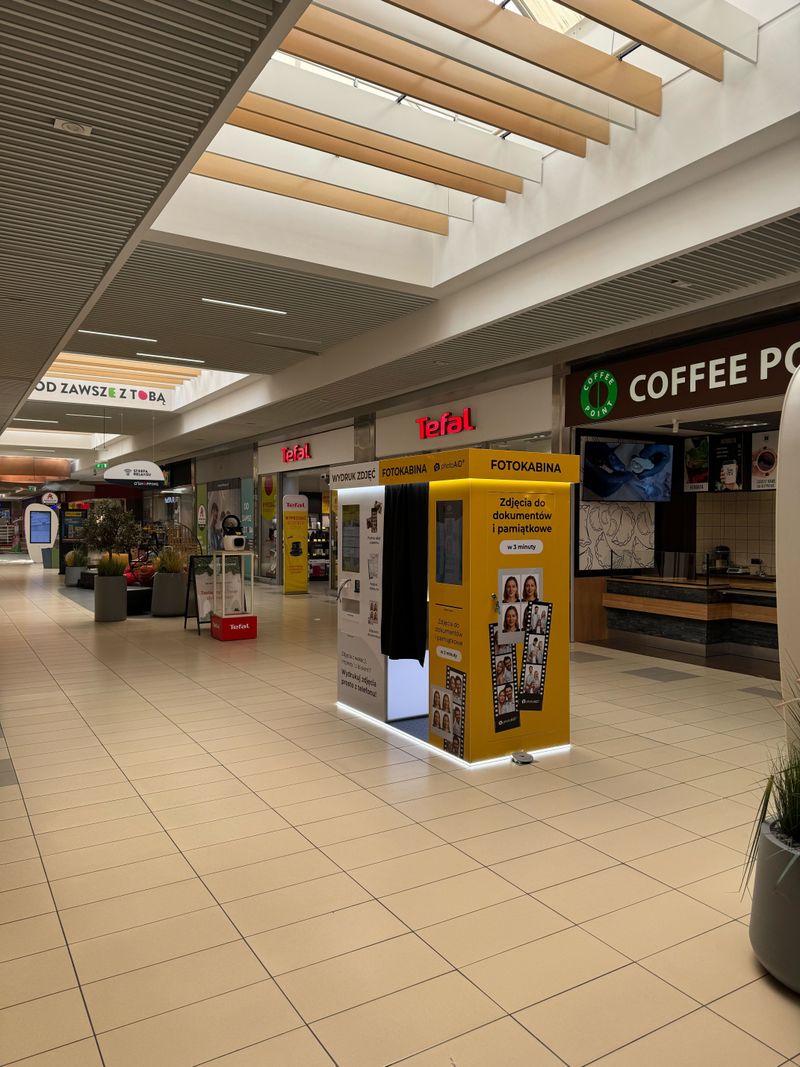 Foto kiosk z fotobudką do wywoływania i wydruku zdjęć w Auchan Białystok Produkcyjna