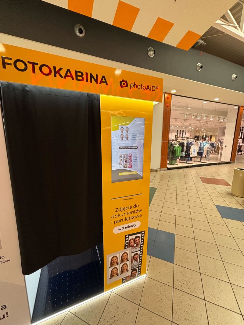 Foto kiosk z fotobudką do wywoływania i wydruku zdjęć w Centrum Handlowym Auchan w Bielsku-Białej