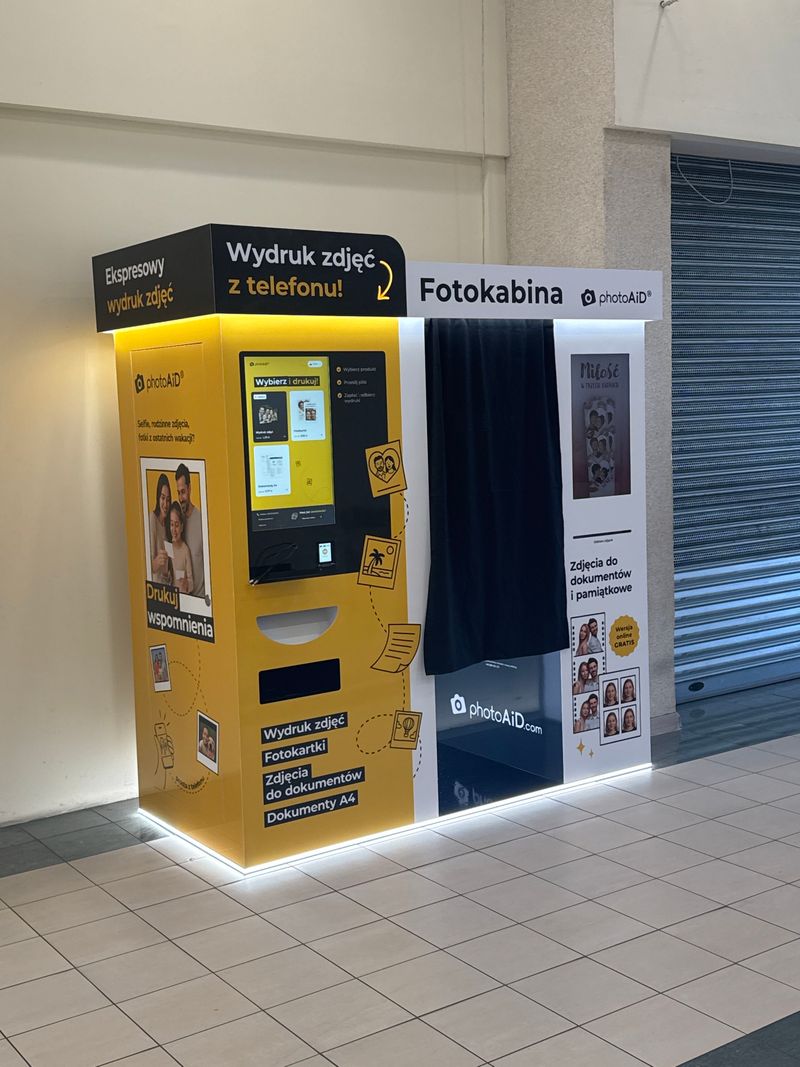 Foto kiosk PhotoAiD z fotobudką w Galerii Auchan w Raciborzu