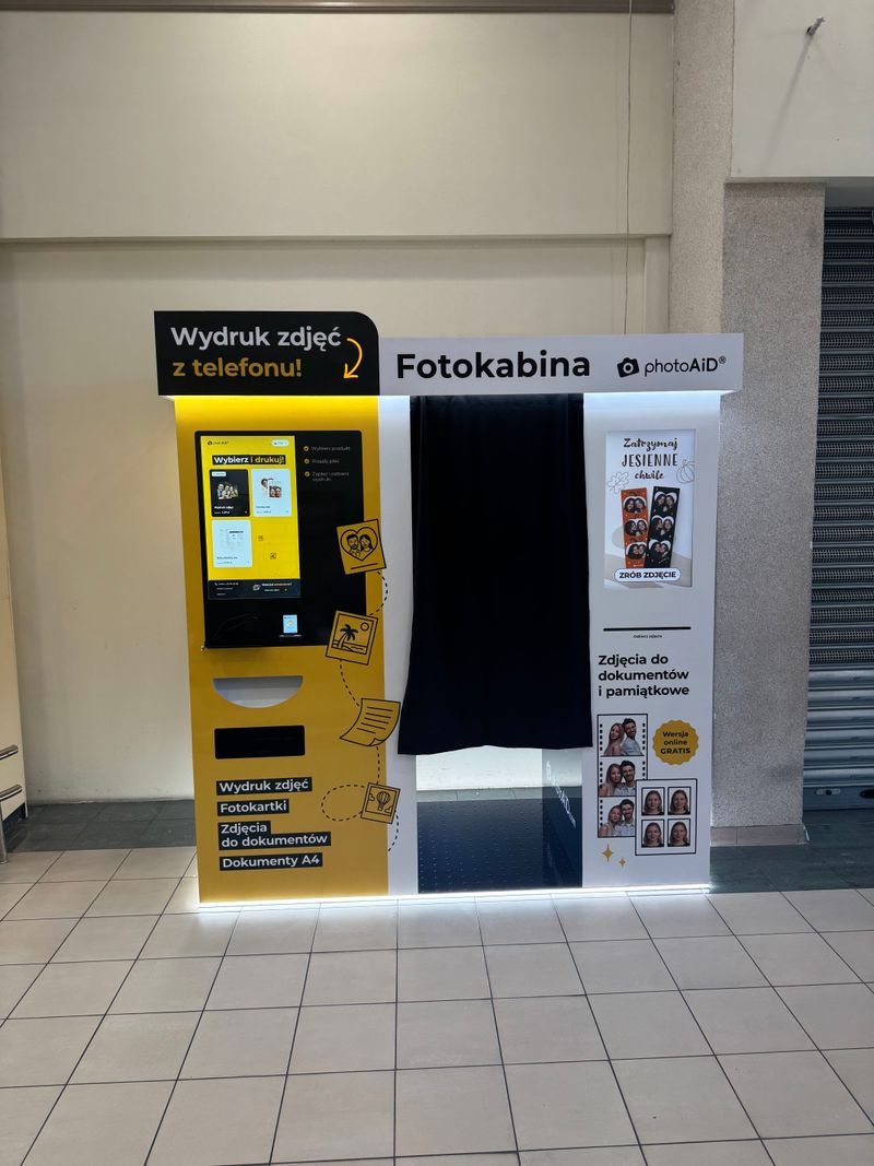 Fotobudka PhotoAiD ze zdjęciami do dokumentów i foto kiosk do druku zdjęć i dokumentów A4 w Auchan Racibórz