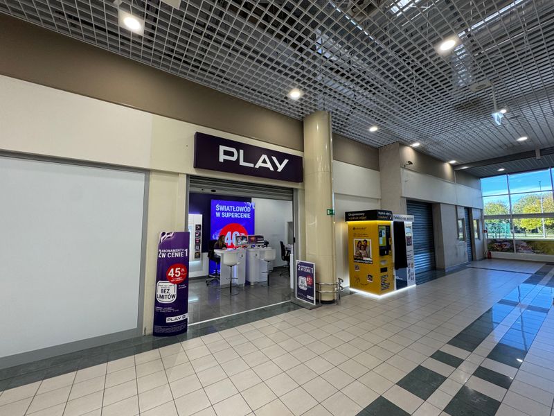 Foto kiosk PhotoAiD tuż obok salonu Play w Galerii Auchan w Raciborzu