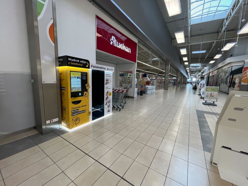 Foto kiosk PhotoAiD połączony z fotobudką w Centrum Handlowym Auchan Gliwice w Bojkowie