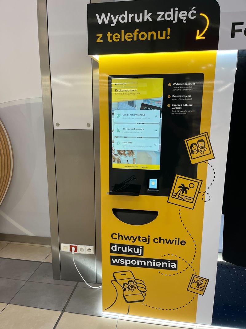 Foto kiosk z fotobudką do wywoływania i wydruku zdjęć w Centrum Handlowym Auchan Gliwice w Bojkowie