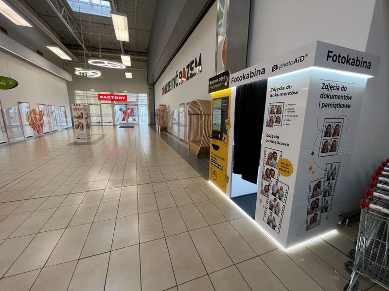 Samoobsługowy foto kiosk PhotoAiD z fotobudką w Centrum Handlowym Auchan Gliwice w Bojkowie