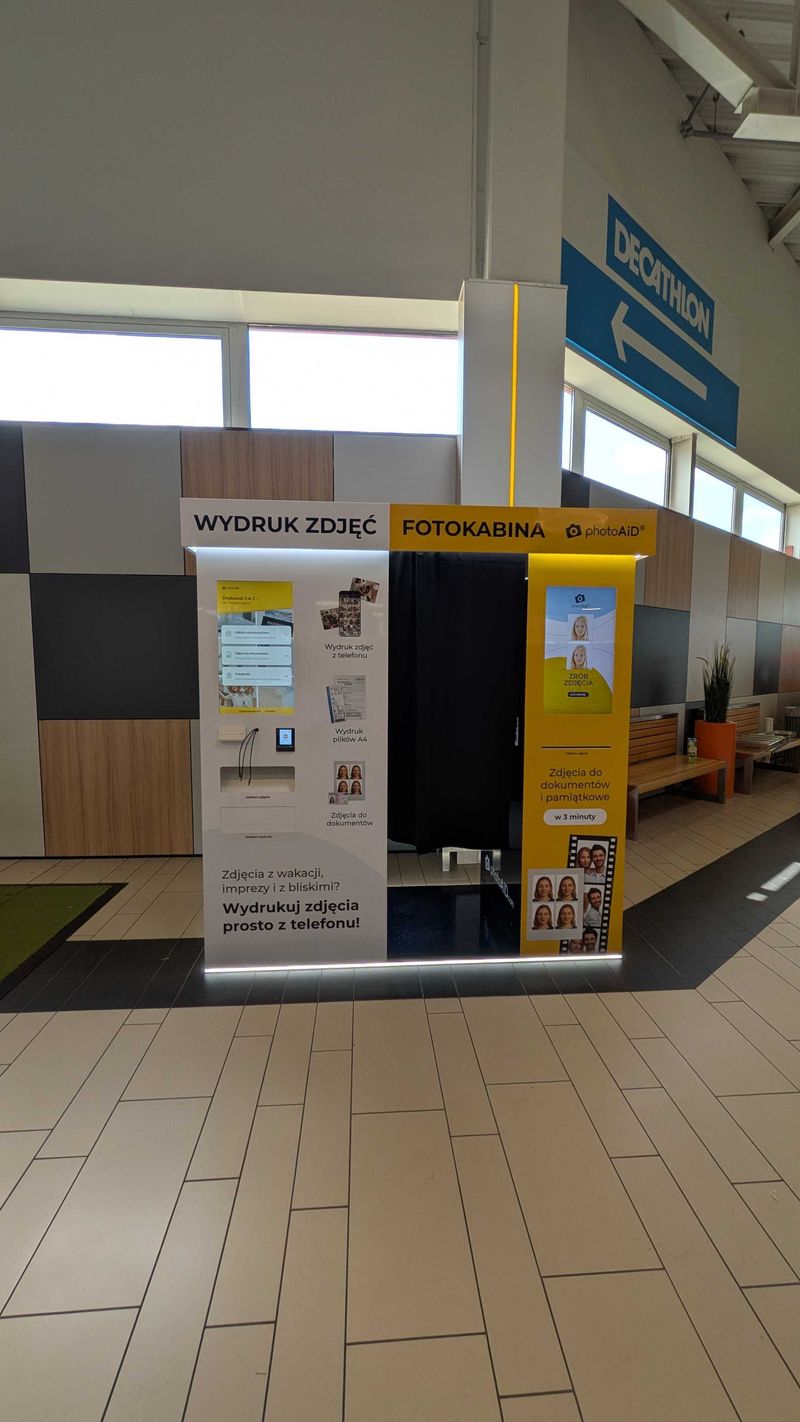 Foto kiosk PhotoAiD połączony z fotobudką w Centrum Handlowym Auchan Katowice przy Trasie Renców