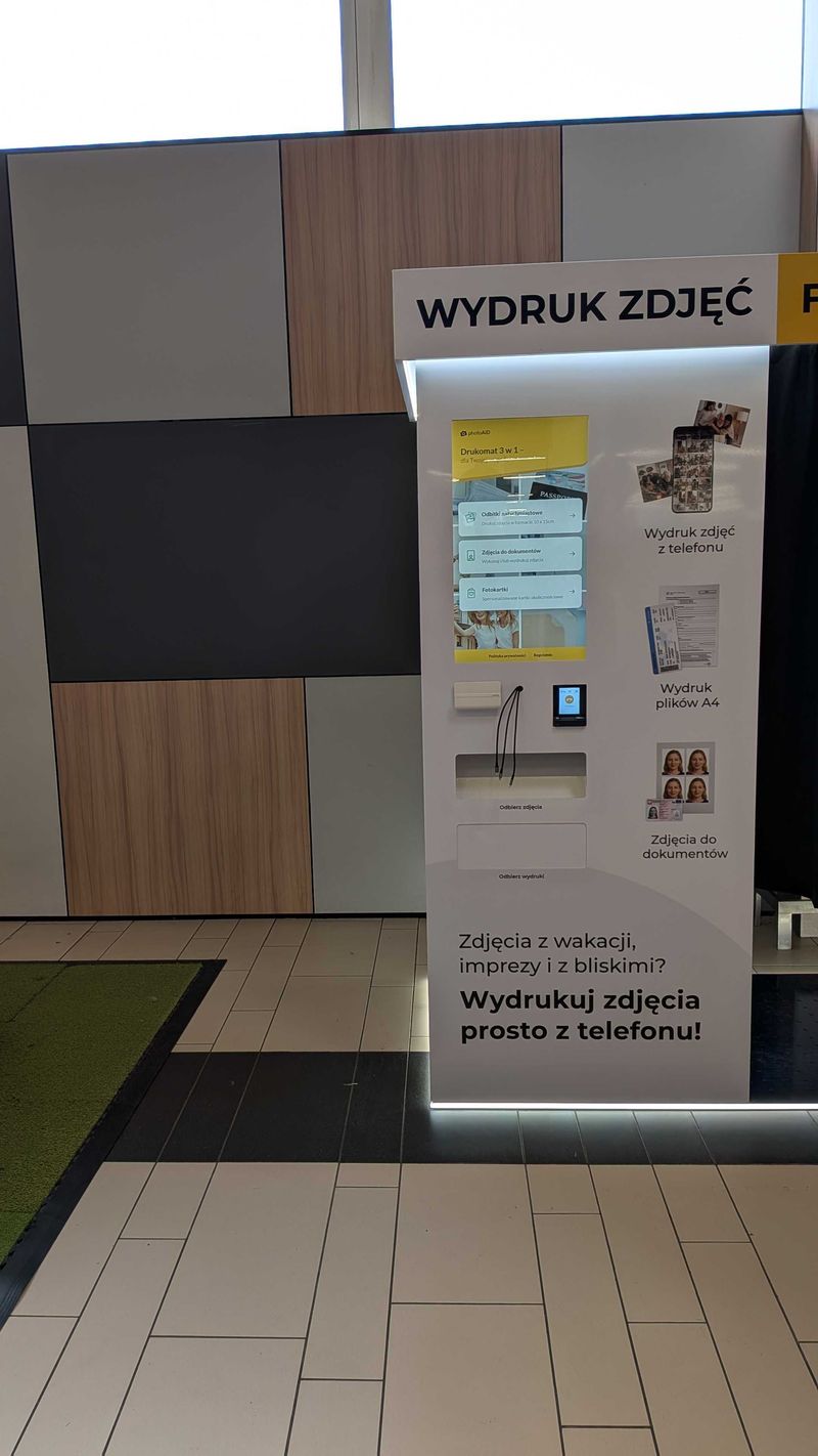 Foto kiosk z fotobudką do wywoływania i wydruku zdjęć w Centrum Handlowym Auchan Katowice przy Trasie Renców
