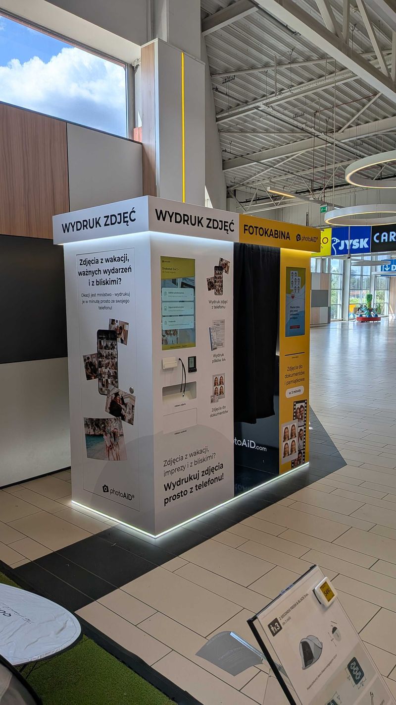 Wywoływanie i wydruk zdjęć w foto kiosku PhotoAiD w Centrum Handlowym Auchan Katowice przy Trasie Renców