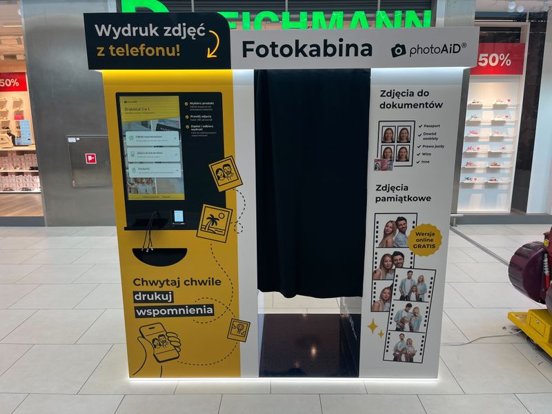 Foto kiosk PhotoAiD połączony z fotobudką w Centrum Handlowym Auchan Mikołów