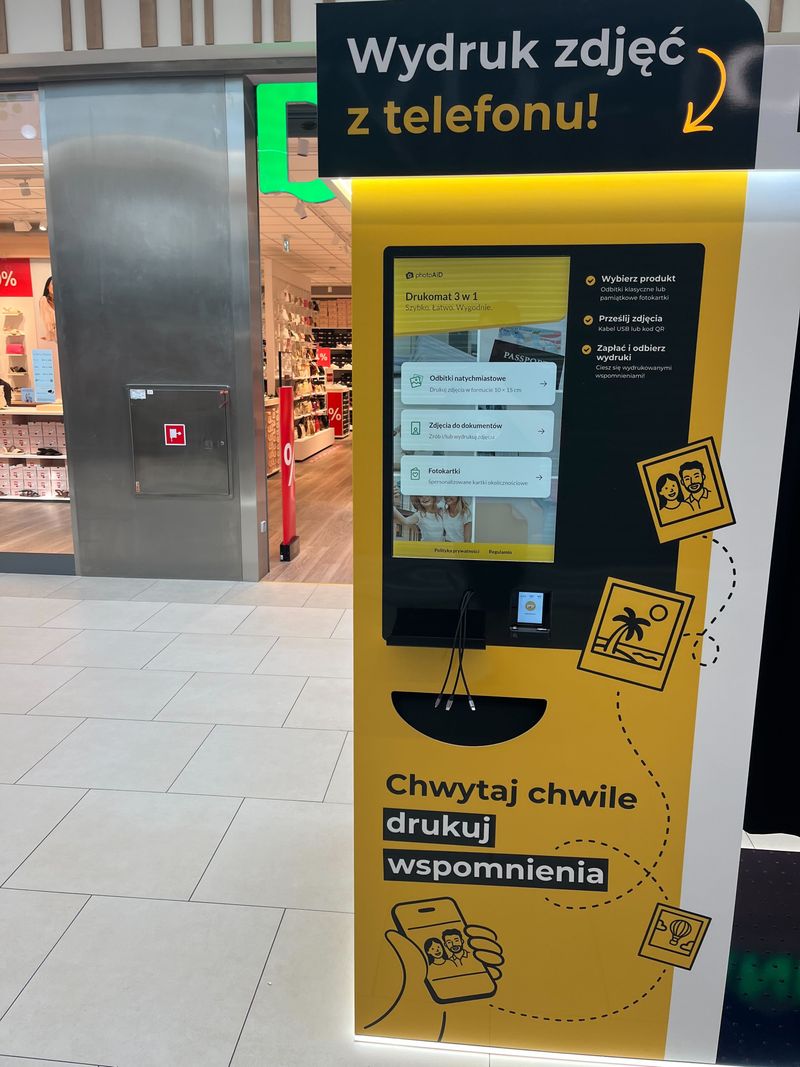 Foto kiosk z fotobudką do wywoływania i wydruku zdjęć w Centrum Handlowym Auchan Mikołów