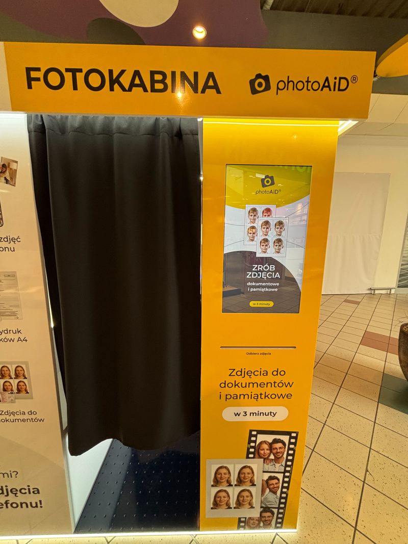 Foto kiosk PhotoAiD połączony z fotobudką w hipermarkecie Auchan Poczesna pod Częstochową