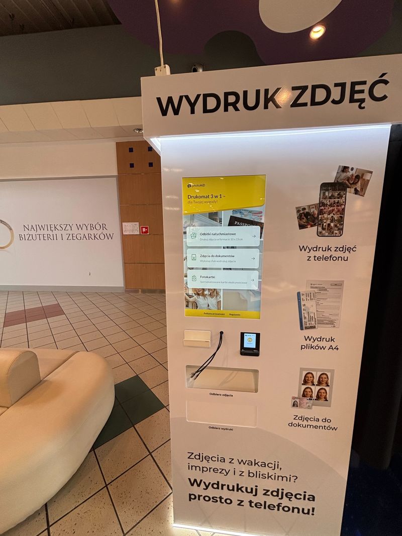 Foto kiosk z fotobudką do wywoływania i wydruku zdjęć w hipermarkecie Auchan Poczesna pod Częstochową