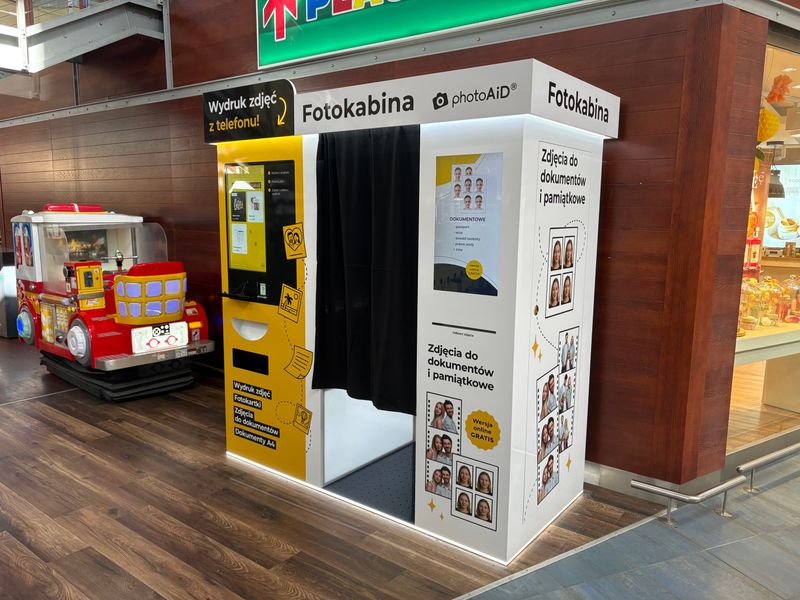 Fotokabina PhotoAiD ze zdjęciami do dokumentów w pasażu Centrum Handlowego Port Rumia