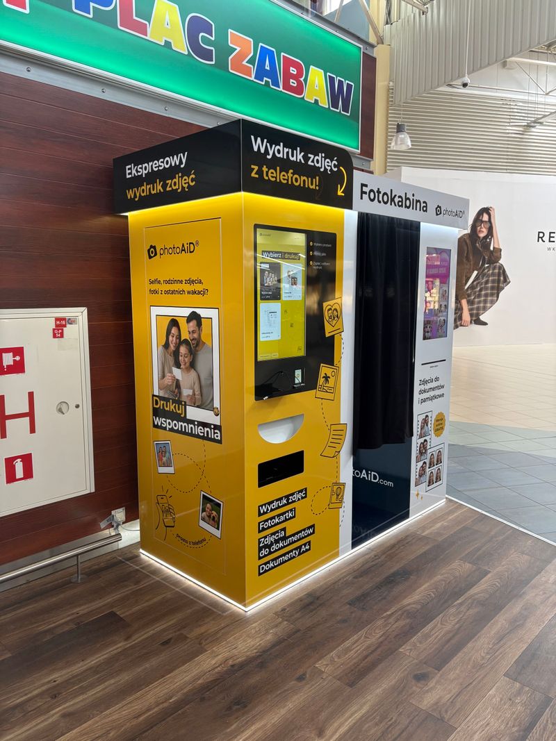 Foto kiosk PhotoAiD do wydruku zdjęć z telefonu i dokumentów A4 przy fotokabinie w Auchan Port Rumia
