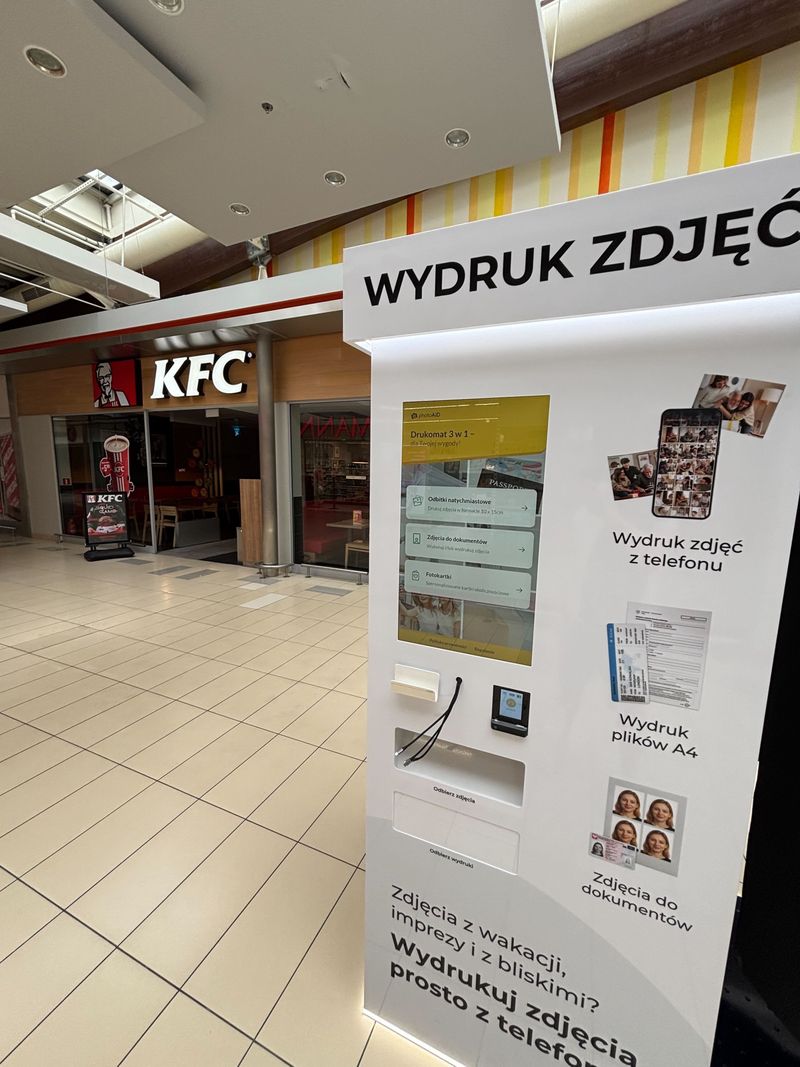 Foto kiosk z fotobudką do wywoływania i wydruku zdjęć w Centrum Handlowym Auchan Sosnowiec
