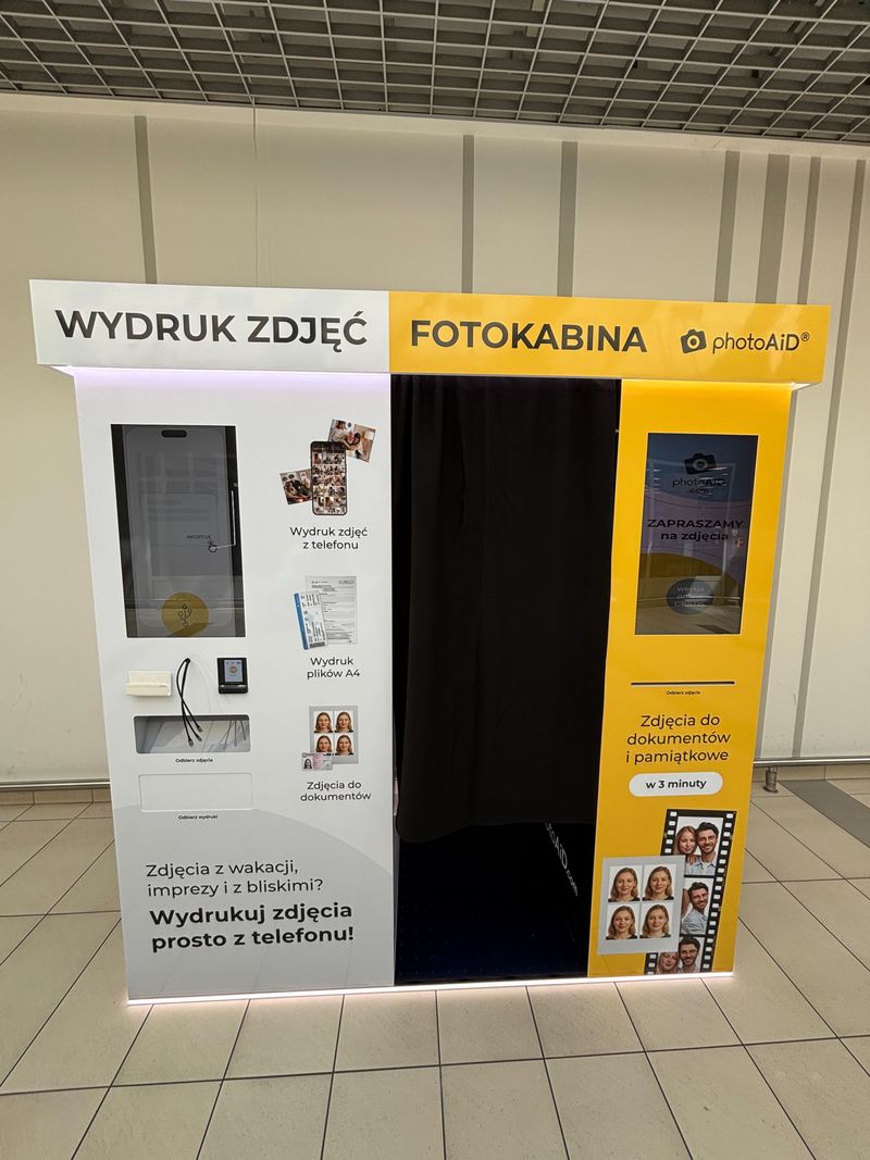 Foto kiosk PhotoAiD połączony z fotobudką w Centrum Handlowym Auchan Swadzim pod Poznaniem