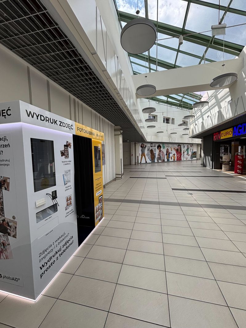 Foto kiosk z fotobudką do wywoływania i wydruku zdjęć w Centrum Handlowym Auchan Swadzim pod Poznaniem