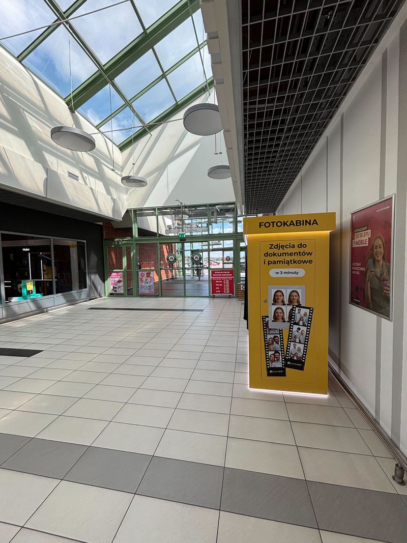 Wywoływanie i wydruk zdjęć w foto kiosku PhotoAiD w Centrum Handlowym Auchan Swadzim pod Poznaniem