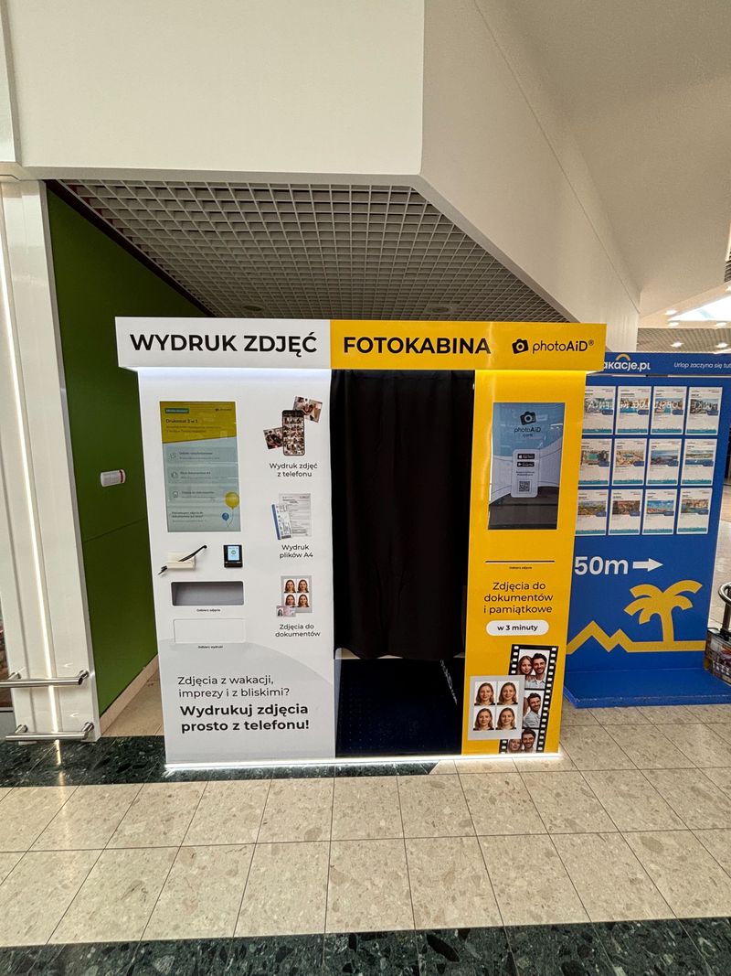 Foto kiosk PhotoAiD połączony z fotobudką w hipermarkecie Auchan Wałbrzych na Podzamczu