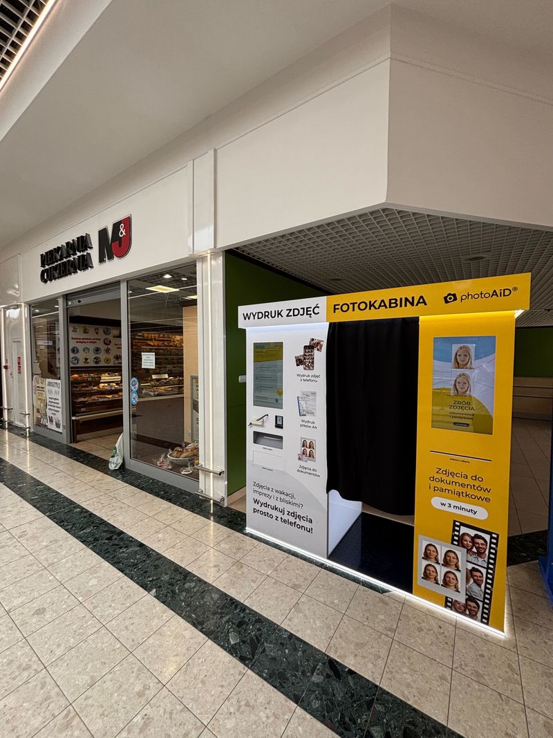 Foto kiosk z fotobudką do wywoływania i wydruku zdjęć w hipermarkecie Auchan Wałbrzych na Podzamczu