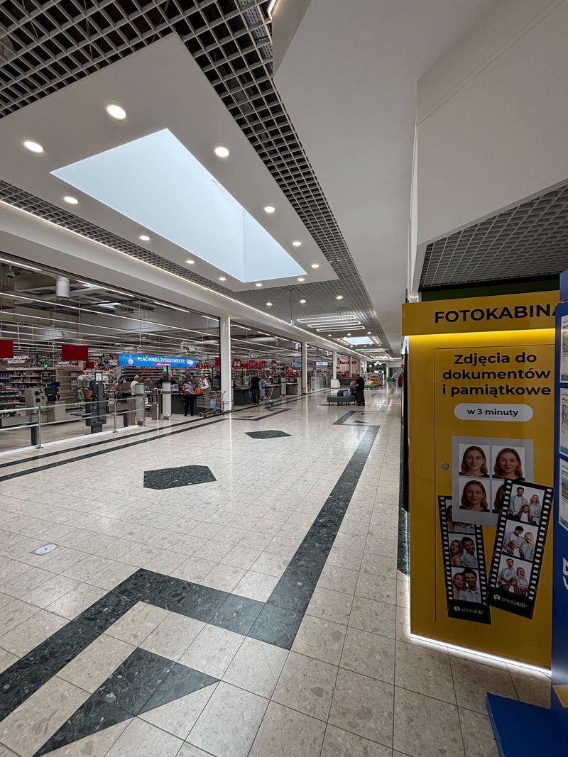 Wywoływanie i wydruk zdjęć w foto kiosku PhotoAiD w hipermarkecie Auchan Wałbrzych na Podzamczu