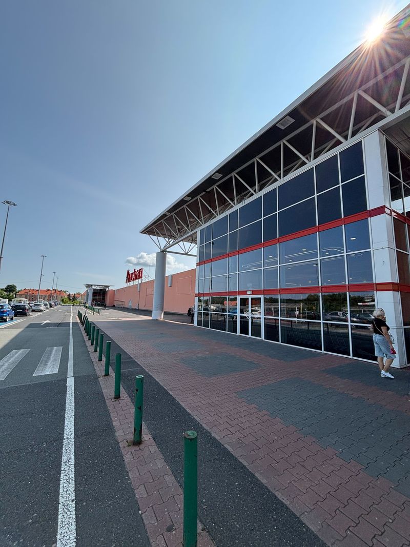 Samoobsługowy foto kiosk PhotoAiD z fotobudką w hipermarkecie Auchan Wałbrzych na Podzamczu