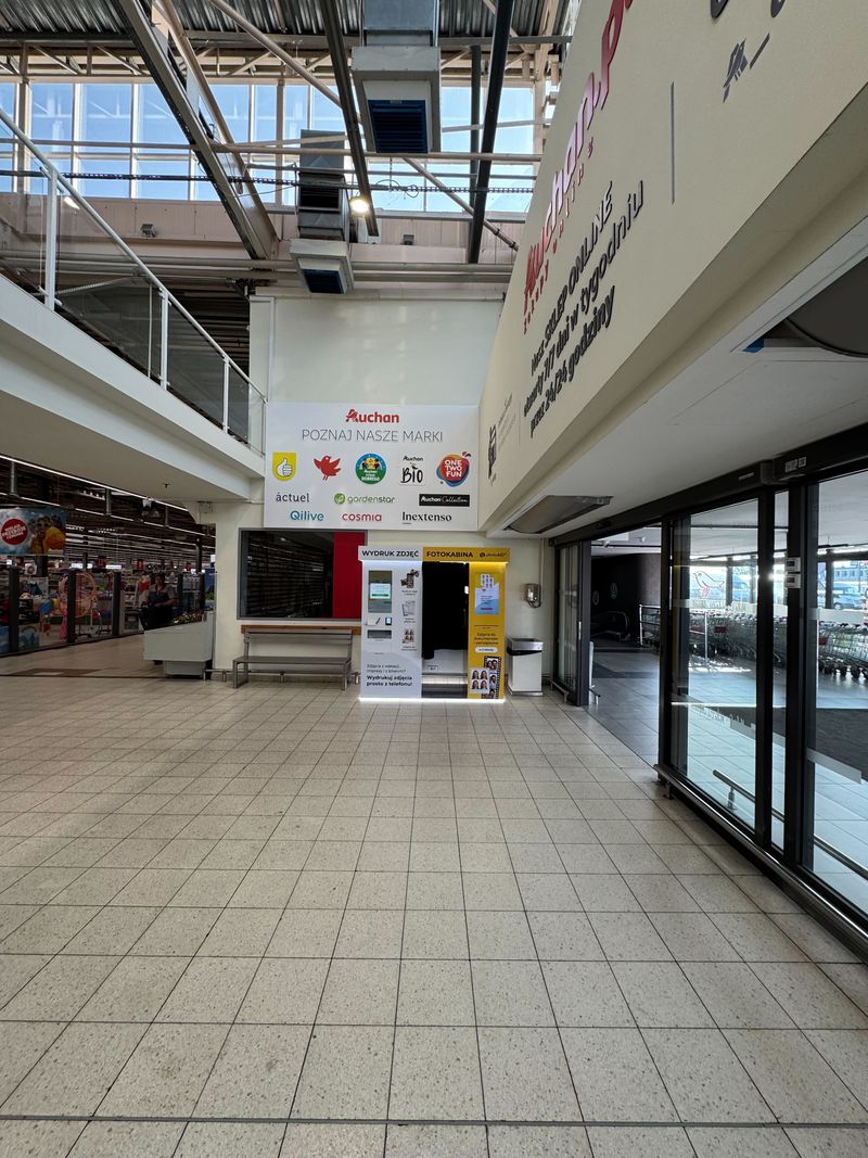 Foto kiosk z fotobudką do wywoływania i wydruku zdjęć w Centrum Handlowym Auchan Modlińska na warszawskiej Białołęce