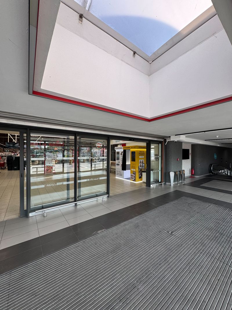 Wywoływanie i wydruk zdjęć w foto kiosku PhotoAiD w Centrum Handlowym Auchan Modlińska na warszawskiej Białołęce