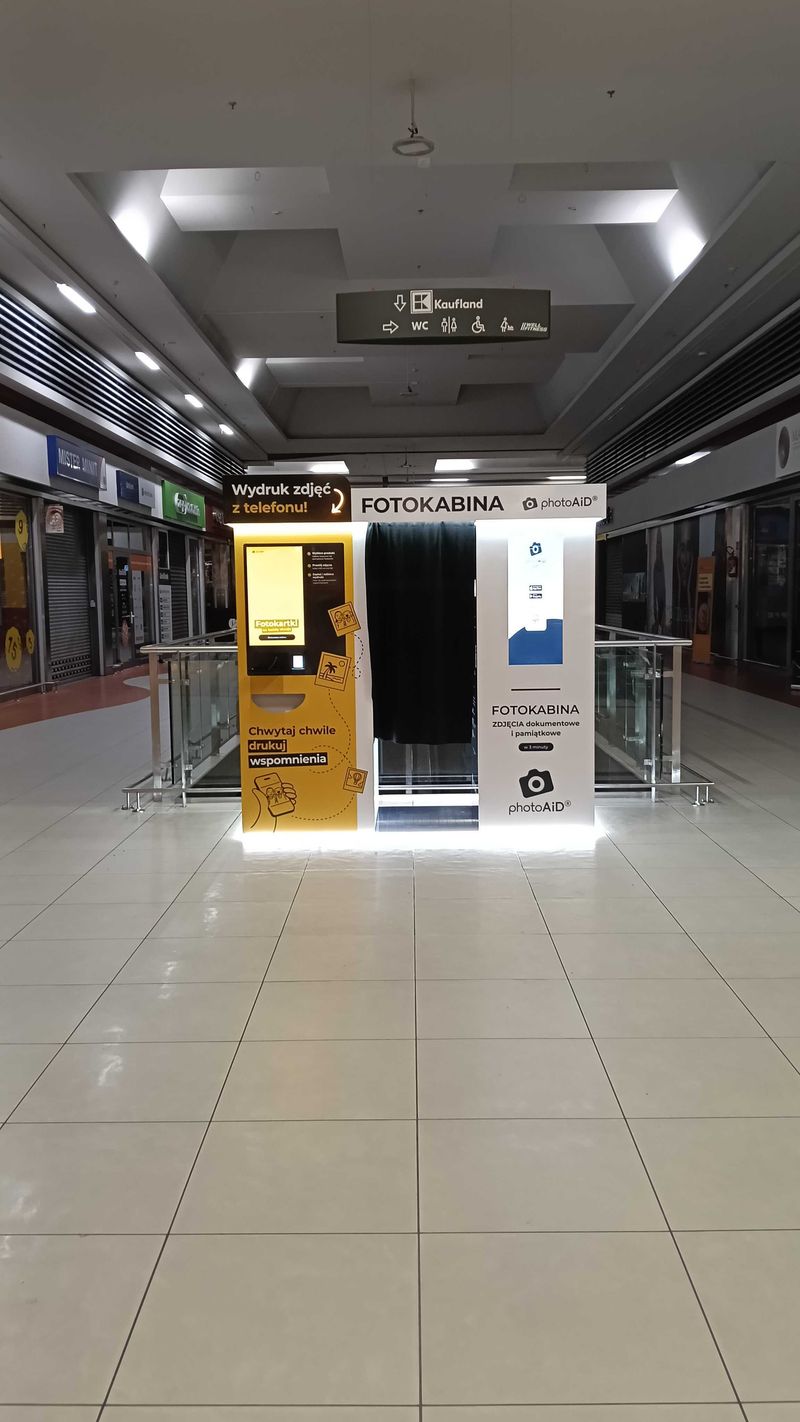 Foto kiosk PhotoAiD połączony z fotobudką w Centrum Handlowym Gocław w Warszawie