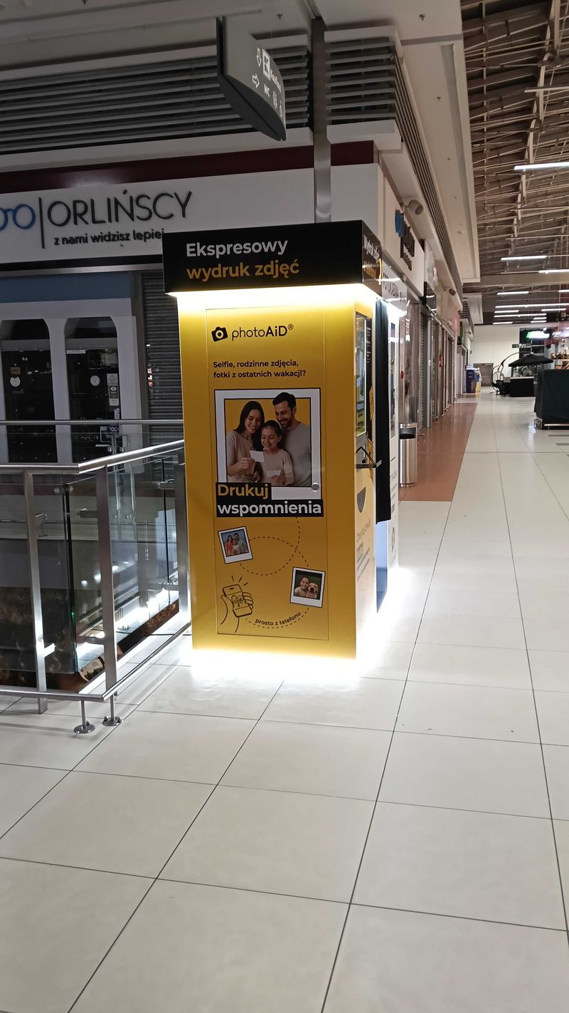 Foto kiosk z fotobudką do wywoływania i wydruku zdjęć w Centrum Handlowym Gocław w Warszawie