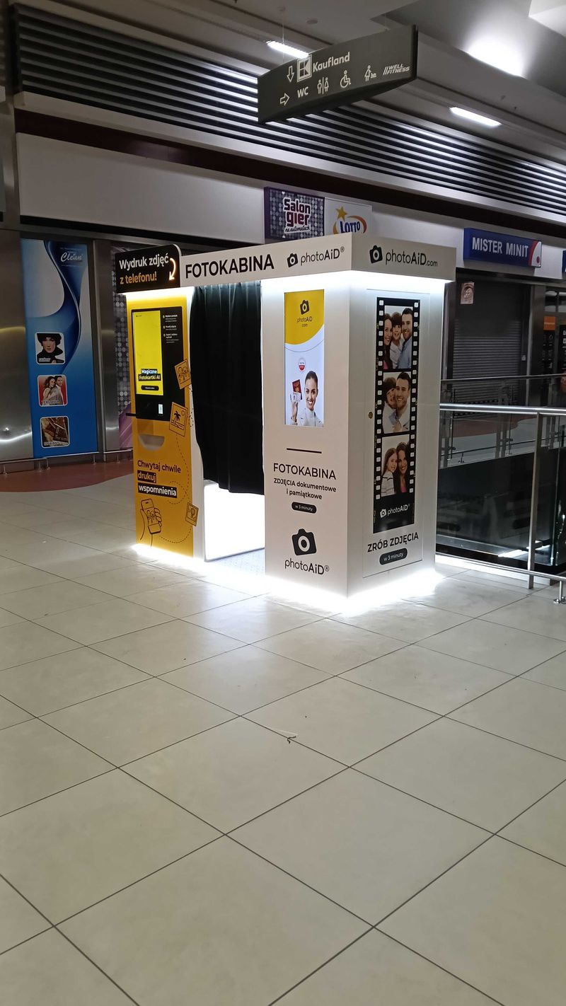 Wywoływanie i wydruk zdjęć w foto kiosku PhotoAiD w Centrum Handlowym Gocław w Warszawie