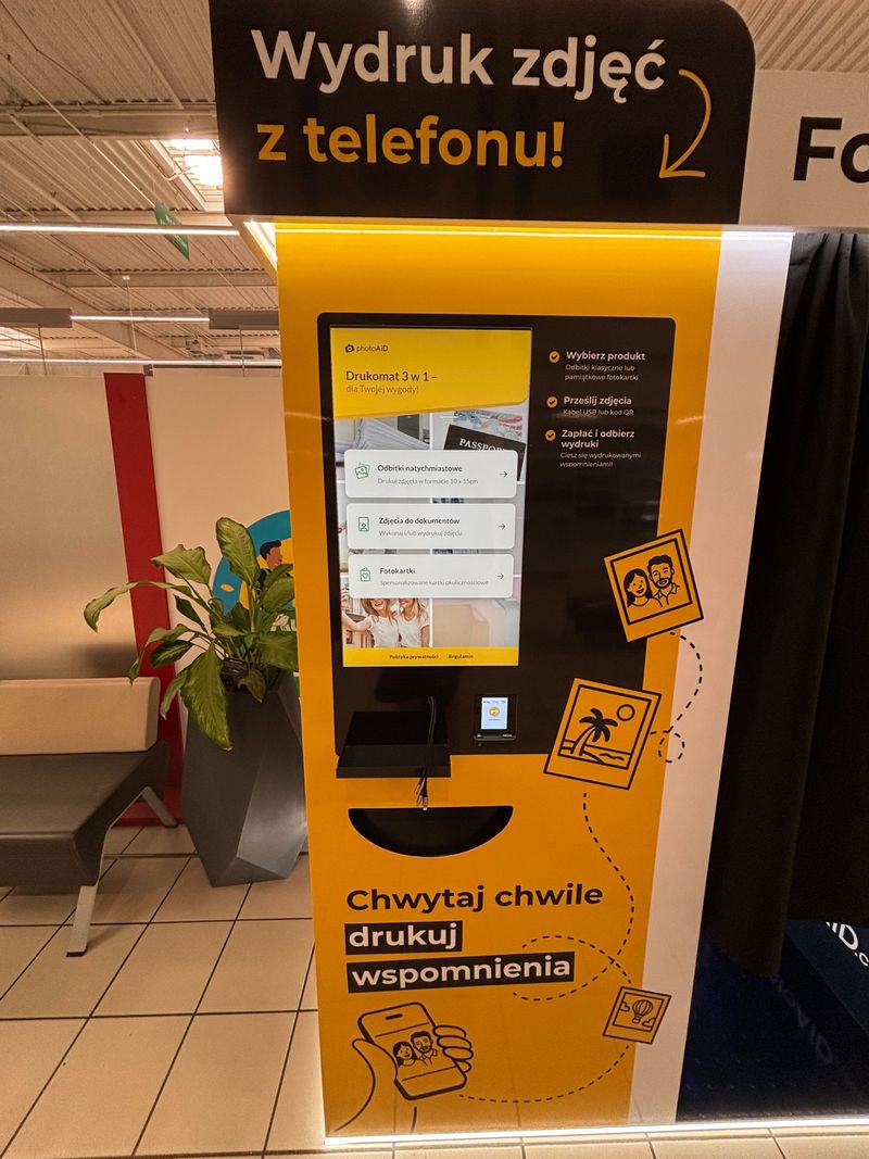 Foto kiosk z fotobudką do wywoływania i wydruku zdjęć w Centrum Handlowym Ursynów w Warszawie