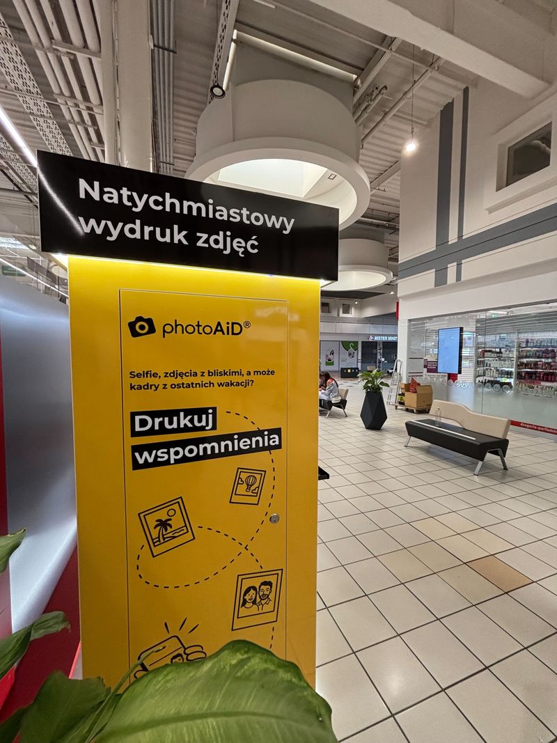 Samoobsługowy foto kiosk PhotoAiD z fotobudką w Centrum Handlowym Ursynów w Warszawie