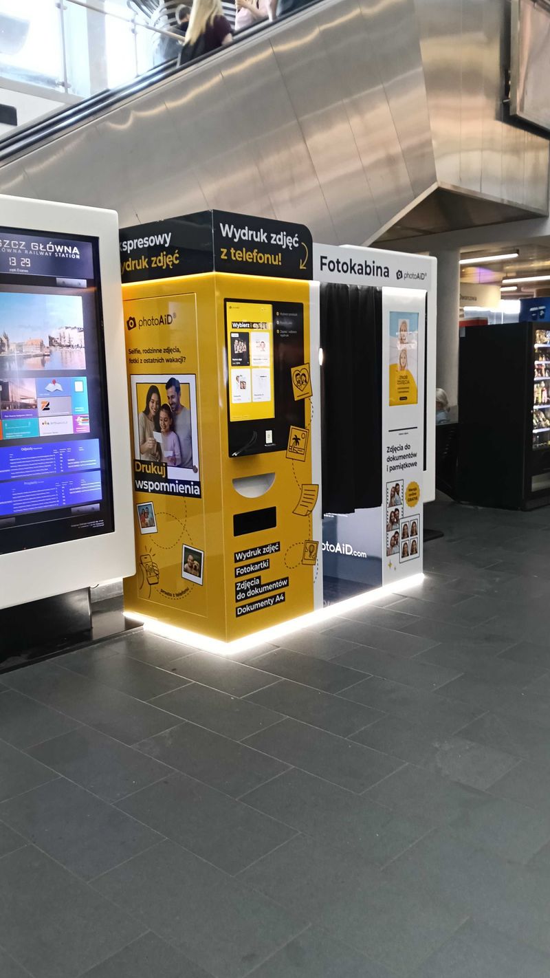 Foto kiosk z fotobudką do wywoływania zdjęć i druku dokumentów A4 na Dworzec Bydgoszcz Główna
