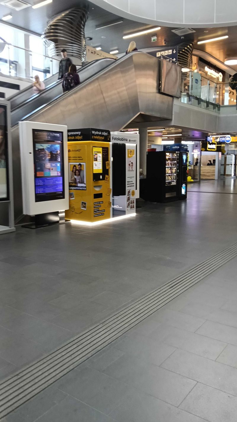 Samoobsługowy foto kiosk PhotoAiD z fotobudką na Dworzec Bydgoszcz Główna