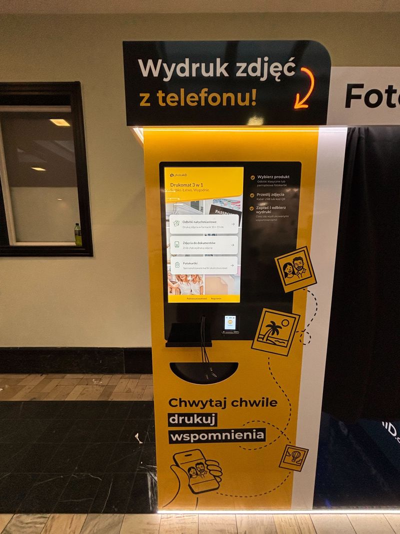 Foto kiosk z fotobudką do wywoływania i wydruku zdjęć na Dworzec Gdynia Główna