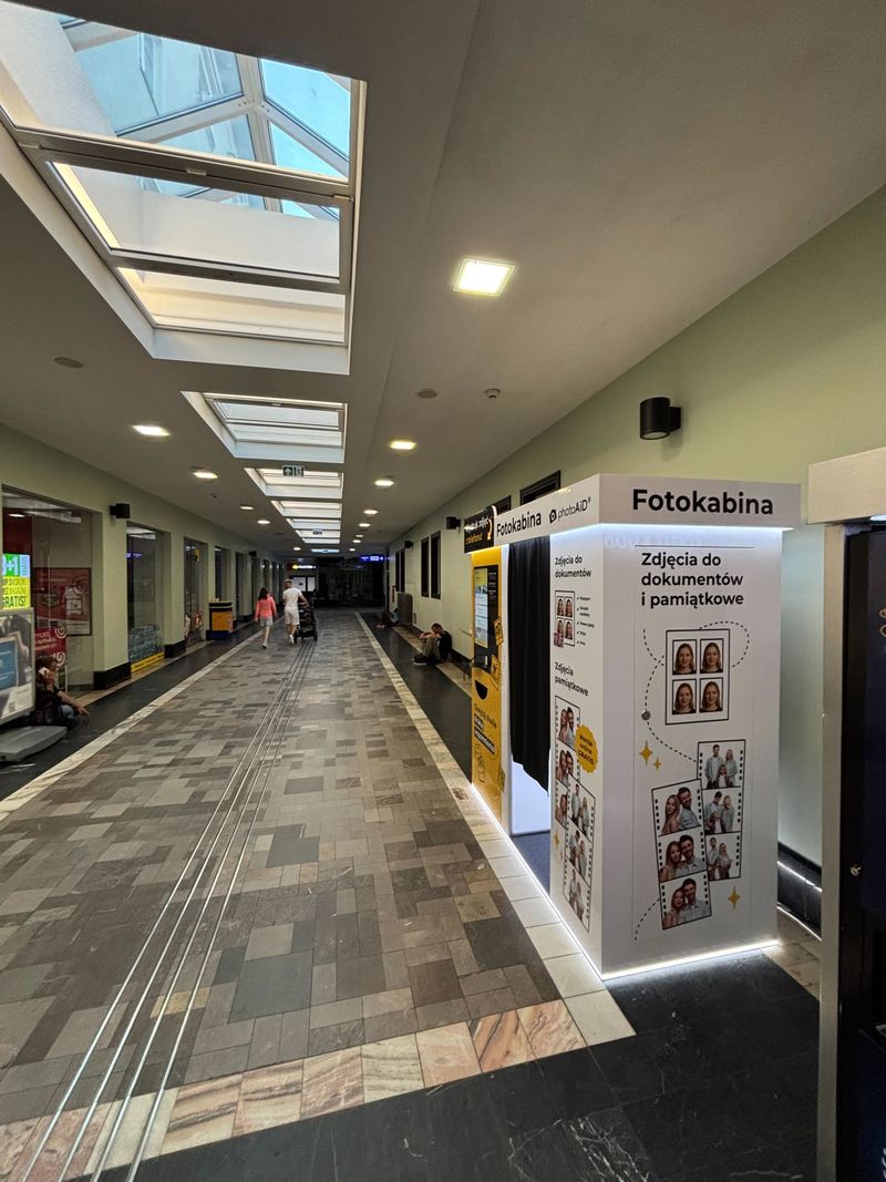 Samoobsługowy foto kiosk PhotoAiD z fotobudką na Dworzec Gdynia Główna