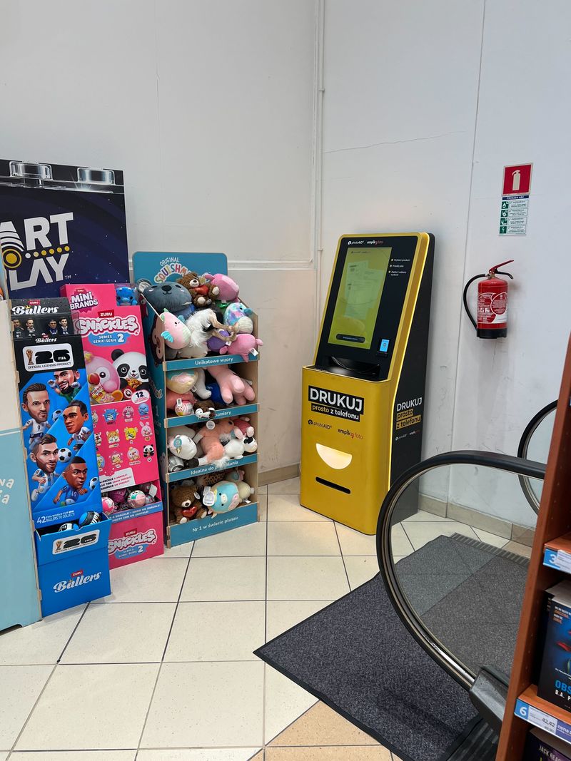 Żółto-czarny foto kiosk PhotoAiD do wydruku zdjęć i dokumentów w Empik Aleja Bielany