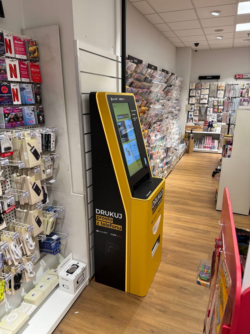 Wywoływanie zdjęć i druk A4 w foto kiosku PhotoAiD w Empik Alfa Centrum